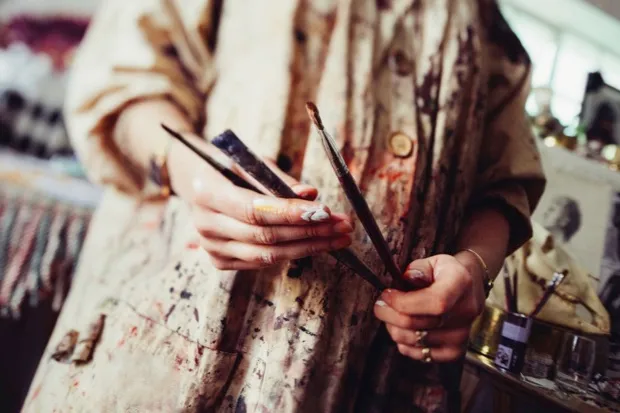 Arts scholars and psychologists often pose with their left cheek showing © iStock